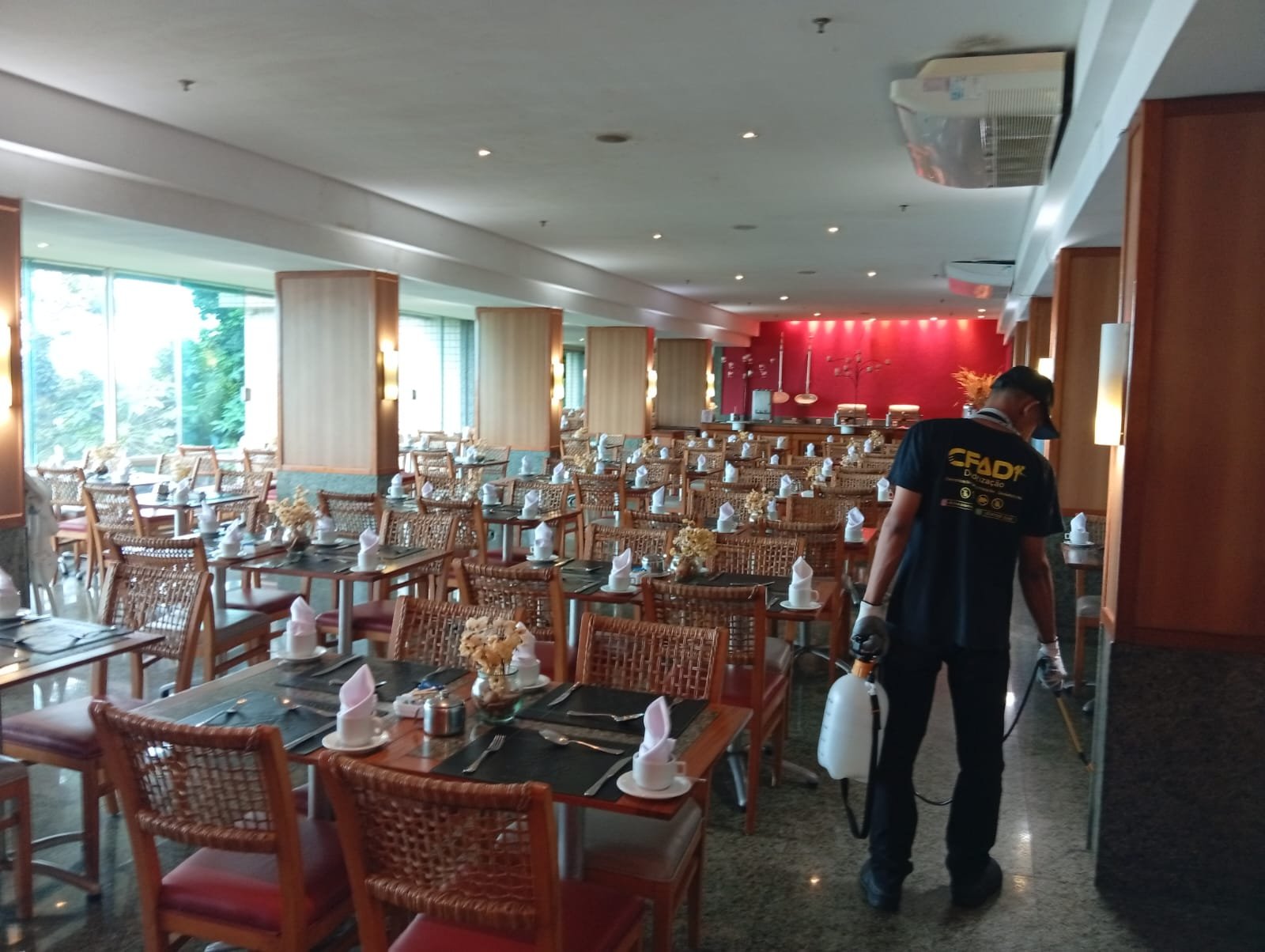Técnico da CFAD realizando aplicação em restaurante